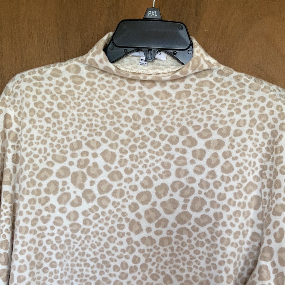 Emily Daniels top cheetah print mockneck top PL - Picture 4 of 17